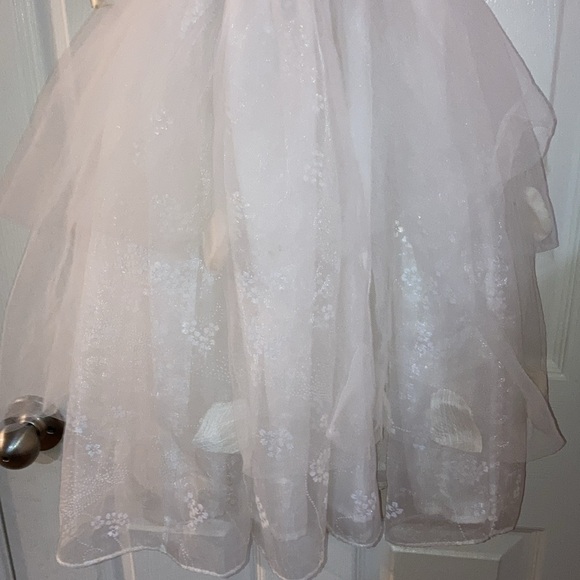 White flower girl dress with petals size small (5-6) slight tear in tule - Picture 10 of 12